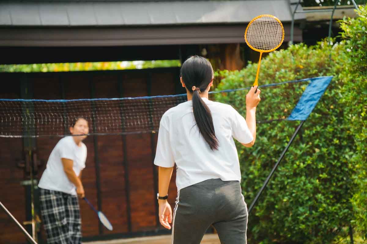 ตีแบดมินตัน